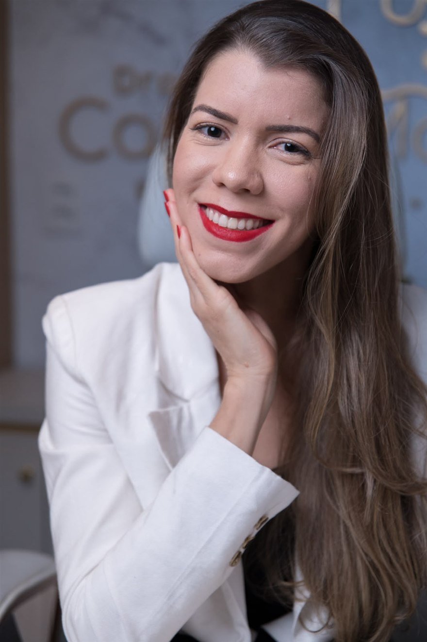 Dra. Camila Magalhães sorrindo